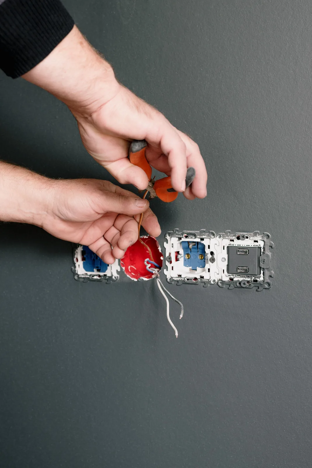 Stripping conductors at an outlet box, for flickering lights in Barrie